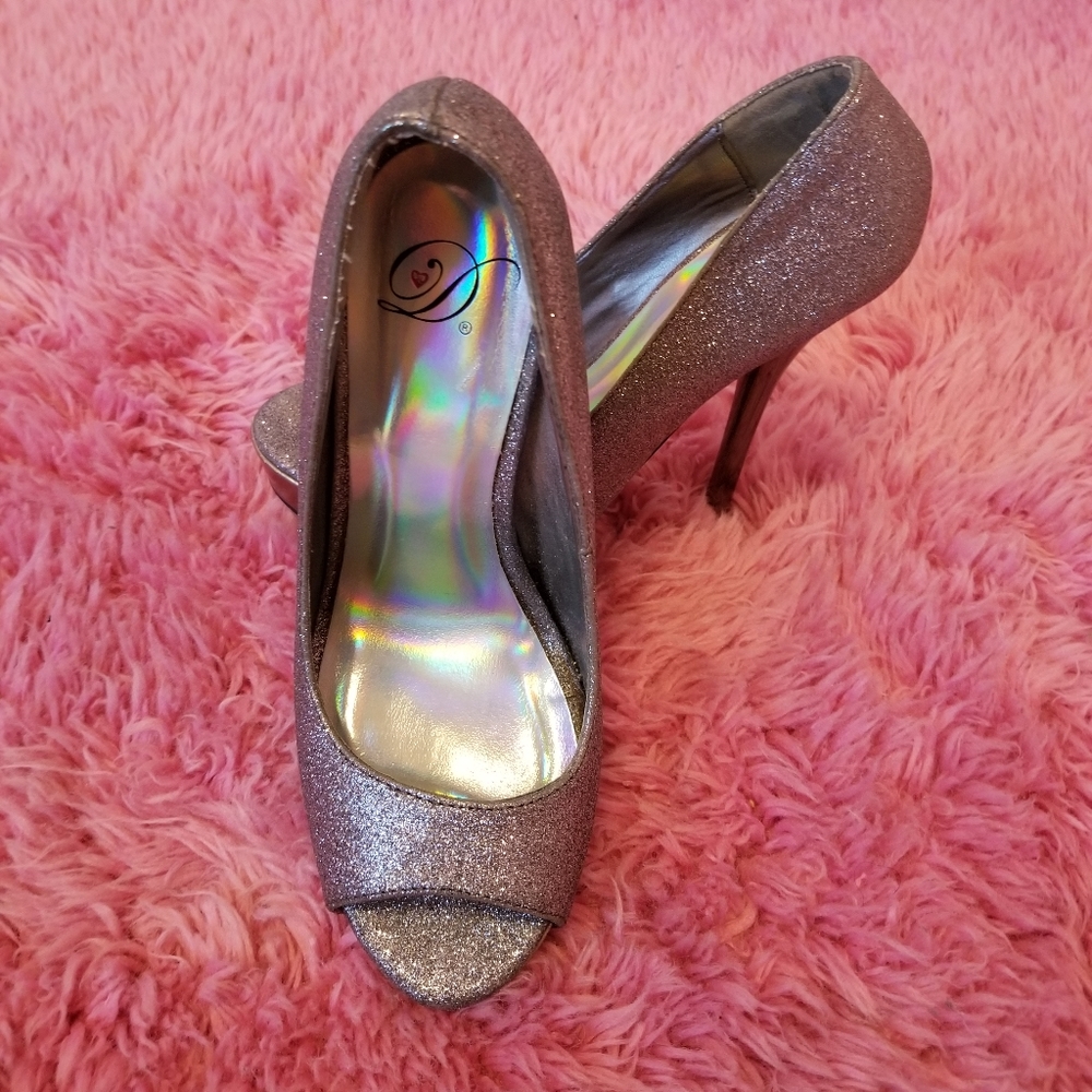 Shoes - Picture 5 of 8